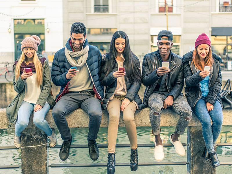 Kehidupan Anak Muda 19-25 Tahun di 2025: Labilitas, Perilaku, dan Dinamika Sosial Sehari-Hari