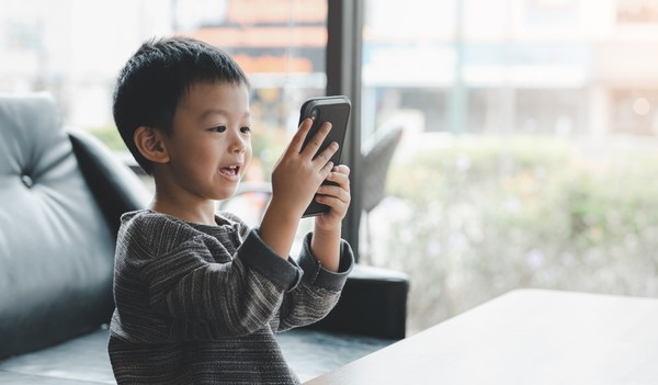 Riset Kehidupan: Media Sosial dan Kesehatan Mental Anak - Dampak Jangka Panjang Penggunaan Media Sosial